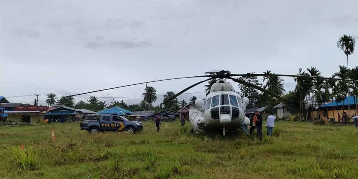 cuaca-buruk-helikopter-tujuan-timika-mendarat-darurat-di-lapangan-sepakbola